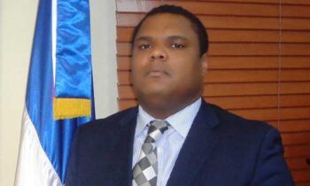 Fiscalía arresta al exfuncionario Donni Santana acusado de presunta violación a una hijastra.