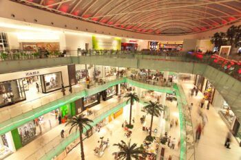 Joven se tira desde la cuarta planta de Agora Mall.