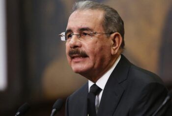 Danilo Medina se calienta con venezolanos en el exilio