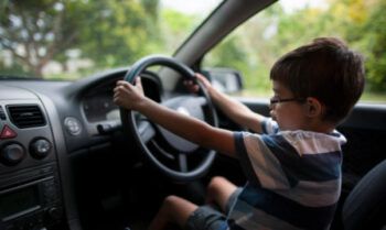 Niño choca cinco carros