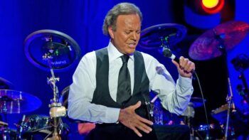 Julio Iglesias regresa a los escenarios.