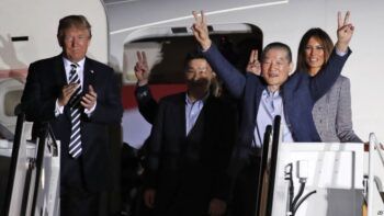 Trump recibe a los tres estadounidenses liberados por Pyongyang