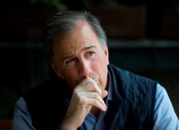 Candidato a la presidencia de México olvida el nombre de su libro en entrevista televisiva