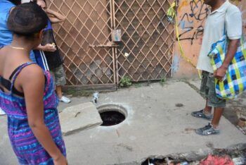 Niño sale de su casa a comprar un refresco y termina en una alcantarilla