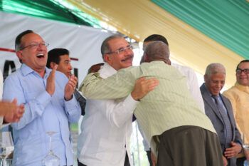 Presidente Medina dice dinero que se llevaban funcionarios y amigos del Gobierno ahora va al campo.