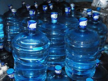 Autoridades investigan mercado de agua en botellones en RD