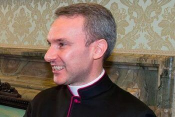 Vaticano procesará este cura de la porra por posesión de pornografía infantil