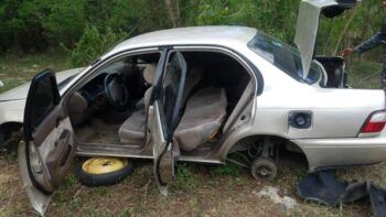 Momento en que apresaron acusado de robar retrovisores estaba desarmando su propio carro