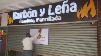 Pro Consumidor clausura restaurante «Karbón y Leña» por insalubridad