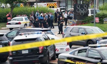 Confirman 5 muertos en tiroteo dentro de periódico en Maryland.