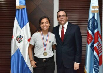 Andrés Navarro reconoce estudiante dominicana gana bronce en Olimpiadas de Matemática