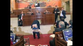 Senador muestra el trasero en instalación del Congreso en Colombia
