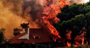 50 muertos y 156 heridos en incendios al noreste de Grecia