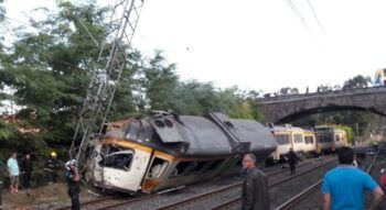 Diez muertos y 73 heridos al descarrilar un tren en Turquía