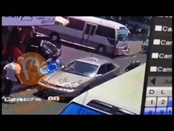 Video del momento cuando dos hombres abordo de una motocicleta asesinan otros dos en Santiago