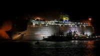 Se incendia crucero con más de 1.000 personas a bordo