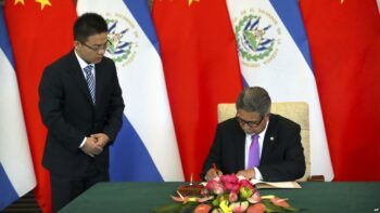China y EE.UU. chocan por la política exterior de El Salvador