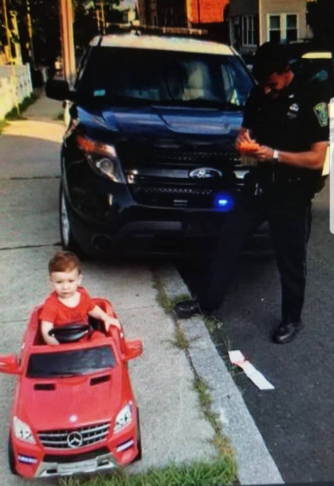 Policía “detiene” a un bebé por conducir sin licencia