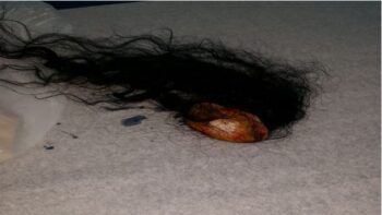 Mujer hiere a otra en pleito por pago de cabello postizo