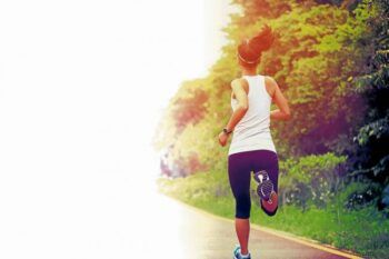 Así te ayuda el deporte a dormir mejor