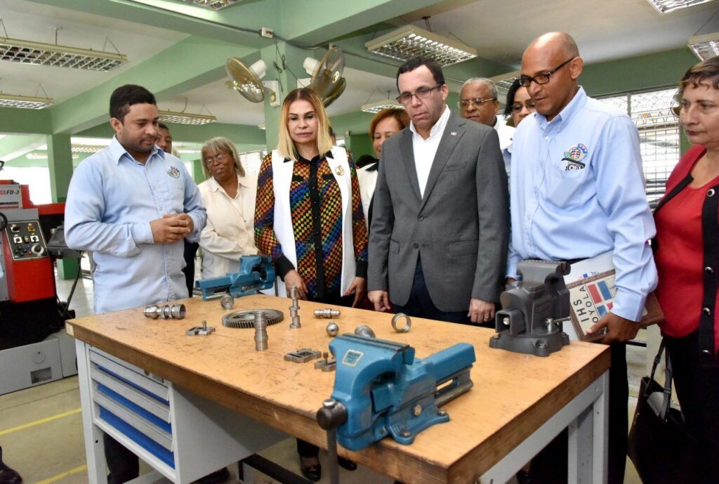 Andrés Navarro da inicio al mejoramiento y ampliación de escuelas y politécnico en Dajabón