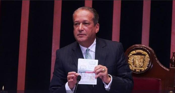 Reinaldo Pared muestra el pasaporte visado