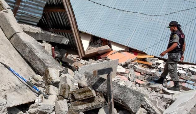 82 muertos en Indonesia tras fuerte terremoto