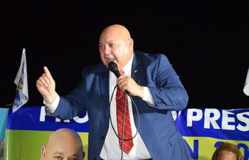 Asegura oposición está representada por el nieto de un asesino