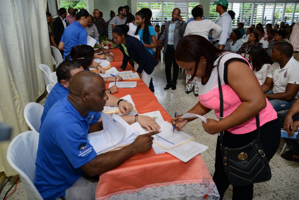 Gobierno entrega 474 becas en Hacienda Estrella, Santo Domingo Norte y Monte Plata