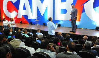 Luis Abinader considera necesario un modelo tributario más justo y simplificado