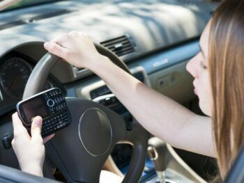 Chatear mientras se maneja es tan peligroso como manejar tomando alcohol