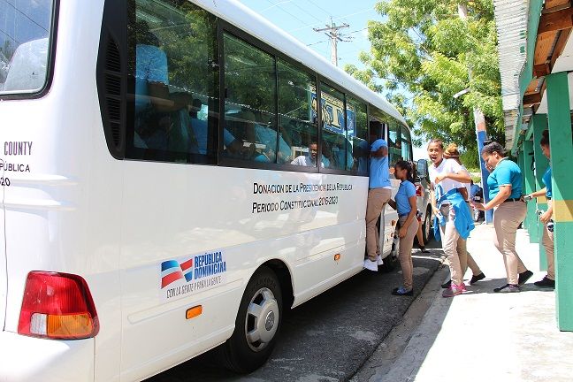 Ministerio Administrativo de la Presidencia entrega autobuses a estudiantes