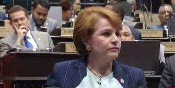 Lucía Medina llora hablando sobre el logo de su fundación en las mochilas de Educación