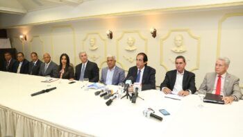 Gobierno revisará Ley de Hidrocarburos y MOPC gestionará pago deuda con transportistas