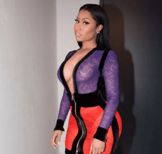 Nicki Minaj enseña todo en pleno concierto