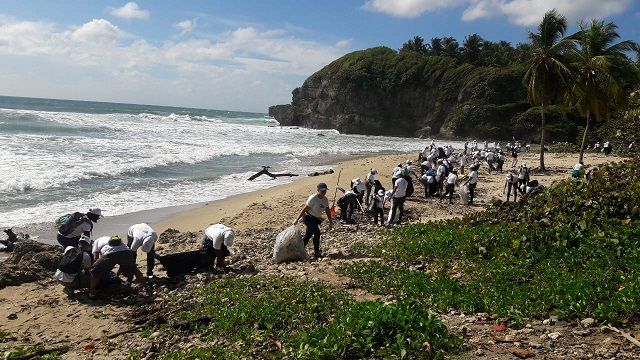 Empresa TDC retira toneladas de basura de playa Najayo en San Cristóbal