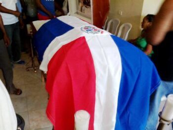 Aprueban ley prohibe enterrar personas con la bandera nacional sin tener ningún mérito