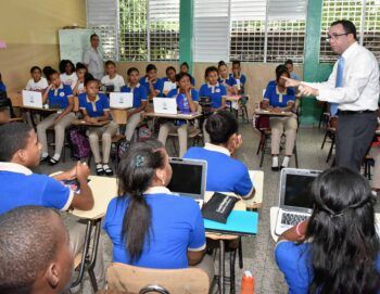 Andrés Navarro lleva República Digital a escuelas del barrio Los Guandules