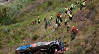 Al menos 12 muertos en Ecuador tras autobús caer a un abismo