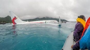 Avión sale de la pista y cae en laguna en Australia