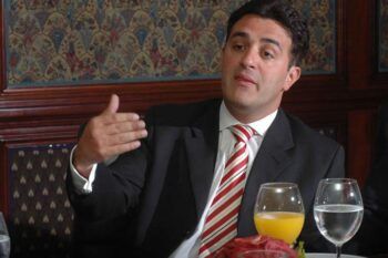 Danilo Medina podrá repostularse sin modificar a la Constitución, reafirma abogado.