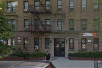 Niño cae de cuarto piso en NY y vive para contarlo