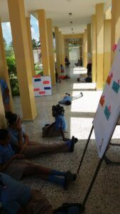 Un químico tirado cerca de una escuela afecta estudiantes y una maestra en SÁNCHEZ, RD