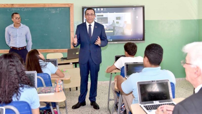 República Digital llega a escuelas de Baní