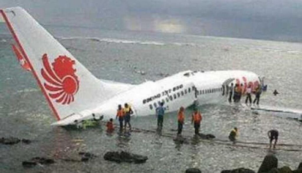 Avión con 185 personas a bordo se estrella en Indonesia