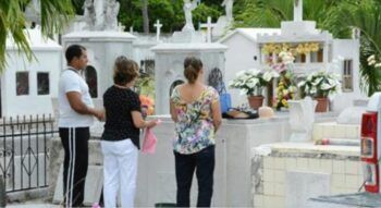 Desentierra a su amiga para tomar con ella