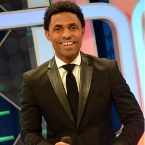 Fausto Mata super molesto por el robo de los retrovisores de su vehículo