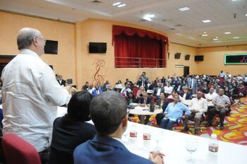 Hipólito Mejía promete fortalecer la institucionalidad; abogados lo apoyan