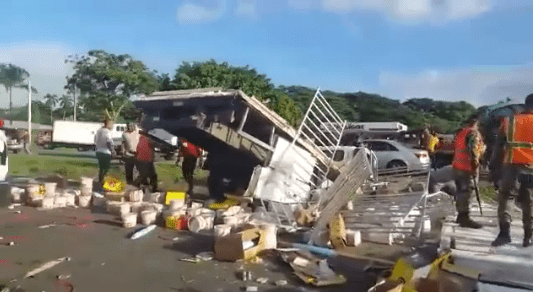 VIDEO: Saquean camión de helados que se accidentó en la autopista Duarte