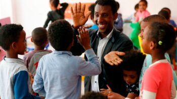 Mons. Auza: La paz en África se logra con mayor inversión educativa